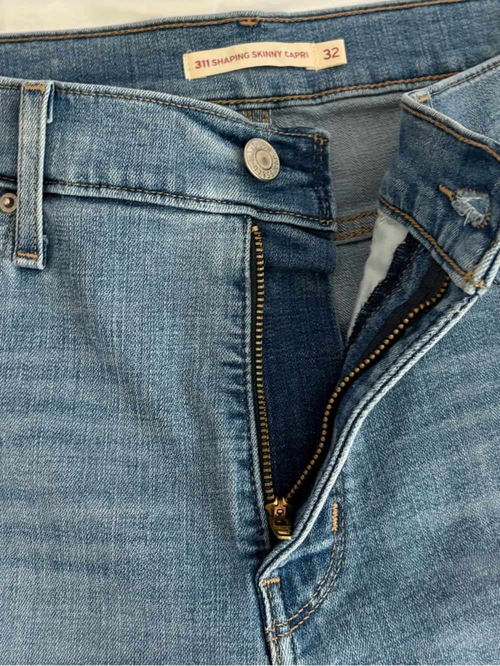 LEVI’S 🇺🇸 311SHAPING SKNY CAPRI Womens W32 MR Jeans Soft Relaxed Feel Light Wash - Picture 10 of 16